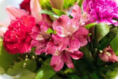 Çiçek buketinin yakın plan fotoğrafı..