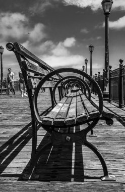 Amerika 'da eski tarz bir bankın gri ölçekli bir yan görüntüsü.