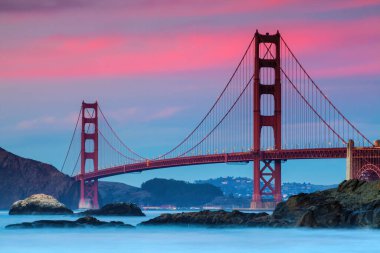Güzel bir gün batımı sırasında Golden Gate köprü bir havadan çekim