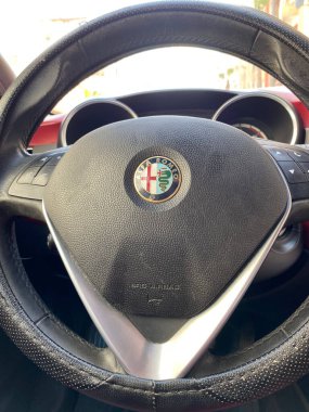 Kırmızı giulietta alfa romeo arabanın içi, sürücü koltuğu.
