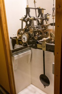 Cenevre, Veytaux, İsviçre 'deki Chillon Kalesi' nde bir saat mekanizmasının dikey çekimi.