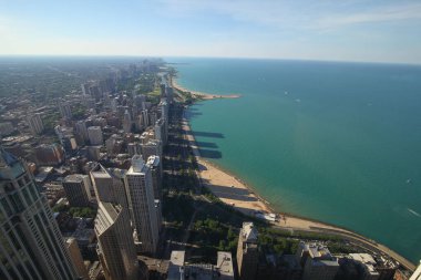 Güneşli bir günde kıyı şehrinin havadan görünüşü
