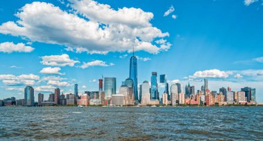 Güneşli bir günde, deniz kenarındaki modern binaların manzarası.