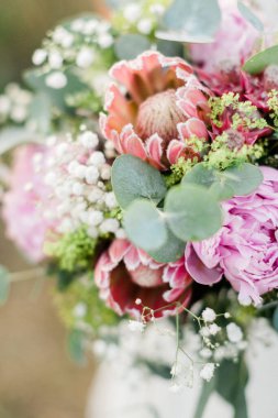 Düğün için düğün buketinin dikey yakın çekimi.