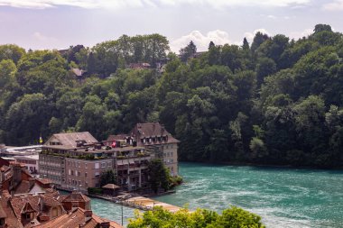 İsviçre, Bern 'deki Aare nehri üzerindeki binalar.