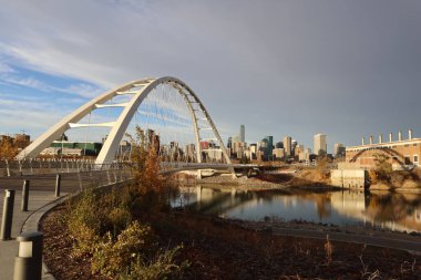 Suyun üzerine inşa edilmiş beyaz bir köprünün alçak açılı görüntüsü