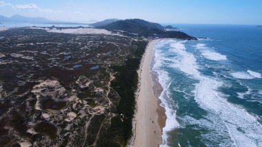 Florianopolis, Brezilya 'da güzel bir denizin insansız hava aracı manzarası