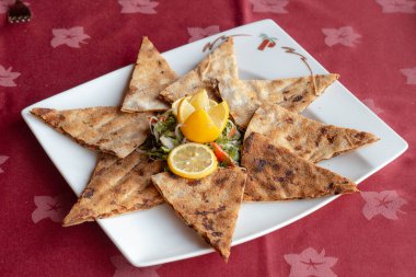 Yeşillik, limon ve patates kızartmalı yakın çekim.