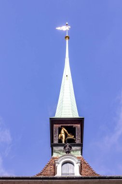 Bern 'deki Zytglogge mekanik saat kulesinin dikey görüntüsü.