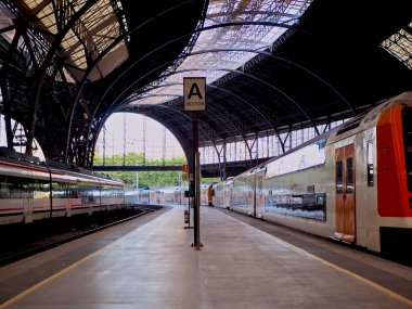 Barselona 'nın göbeğindeki bir tren istasyonu olan estacion de francia' da bekleyen trenler o gün öğleden sonra çok sessizdi.