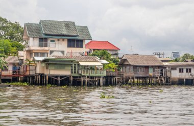 Güneydoğu Aasia, Bangkok 'taki Chao Phraya Nehri kıyısındaki konutlar