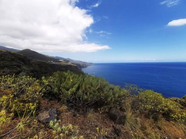 İspanya 'nın La Palma adasında Atlantik okyanusu ve dağları olan bir manzara.