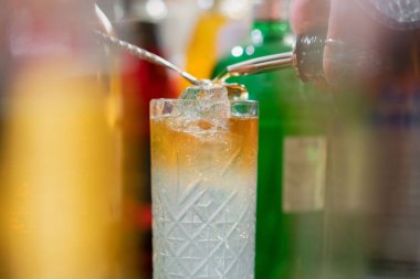 Bar masasında alkollü bir tropikal kokteyl.