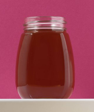 Renkli bir Arkaplanda Bir Dolu Bal Kavanozu