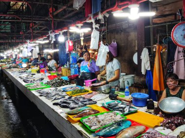 Cavite, Filipinler 'deki pazarda balık satan insanların yakın çekimi.