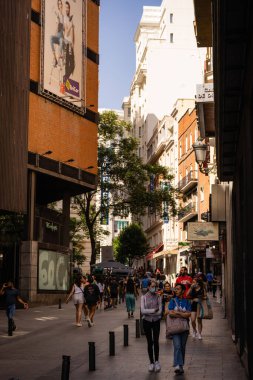Madrid şehir merkezindeki caddenin dikey görüntüsü. İspanya
