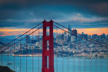 San Francisco, Kaliforniya 'daki ünlü Golden Gate Köprüsü' nün gün batımında güzel bir manzarası.
