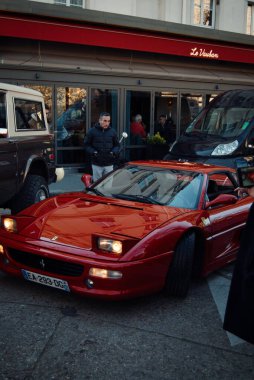 Paris caddesinde antika arabalar