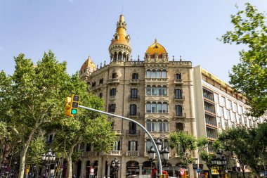İspanya Barselona 'nın ünlü Passeig de Gracia Bulvarı' ndaki eski tarihi binanın alçak açılı bir görüntüsü..