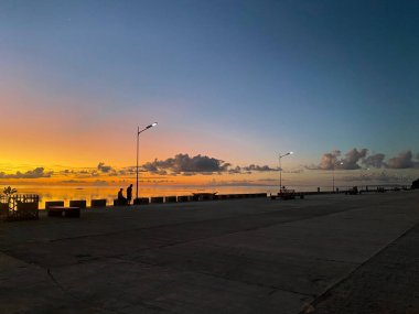 Semirara Adası, Caluya, Antique, Filipinler 'deki plajın siluetine karşı bir gün doğumu