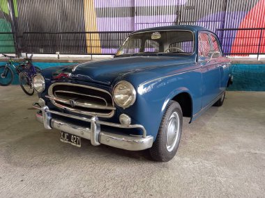 Avellaneda, Arjantin - 8 Mayıs 2022: Eski mavi Peugeot 403 bar, sedan, 1950 'lerin sonlarında bir depo avlusunda. Ön manzara. Expo Fierro 2022 Klasik araba şovu