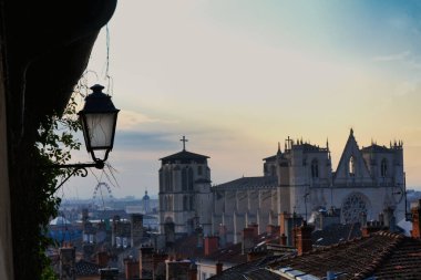 Fransa 'daki Saint-Jean Meydanı' ndaki şehir manzarasına karşı Lyon Katedrali 'nin güzel bir manzarası.
