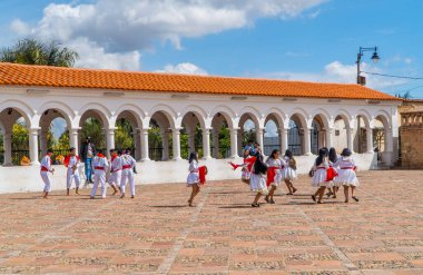 Recoleta manastırında dans eden öğrencilerin güzel bir fotoğrafı.