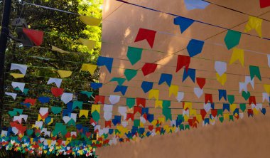 Sao Paulo, Brezilya 'daki Aziz John dini partisinde güzel renkli bayraklar.