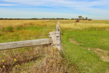 Sahadaki tel örgülerin ve postanın cennet manzarası