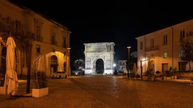 Benevento, İtalya 'daki Trajan Kemeri' nin akşam manzarası