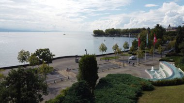 İsviçre, Lozan 'daki mavi denize karşı Olimpiyat Parkı' nın kuş bakışı görüntüsü.