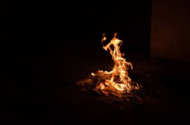 Sokakta yanan siyah arka planda güçlü bir ateş alevi