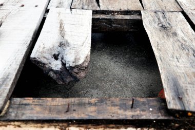 Yıpranmış ahşap bir döşeme.