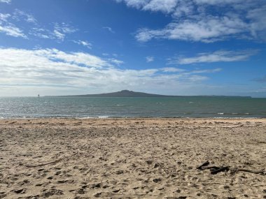 Dağların yakınında güzel bir göl manzarası.