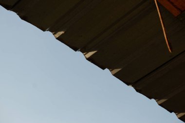 Bir balkonun çatısının alçak açılı görüntüsü.