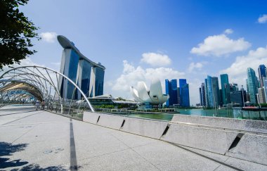 Singapur 'daki ünlü Marina Körfezi' nde bir yol.