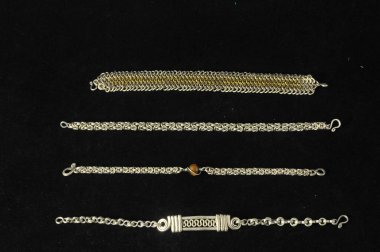 Kara Arkaplanda El Yapımı Gümüş Mücevherler