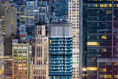 Akşam çekilen modern gökdelenlerin insansız hava aracı görüntüsü