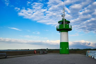 Travemuende 'deki mavi gökyüzü manzaralı deniz feneri.
