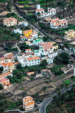 Düz Çatılı Tipik Renkli Koloni İspanyol Binası