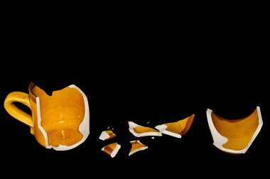 Siyah Arkaplanda Kırık Turuncu Kahve Fincanı