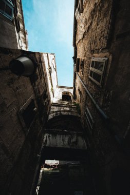 Hırvatistan 'ın Split kentindeki eski binaların düşük açılı görüntüleri