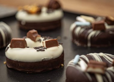 Bulanık arka plandaki çikolatalı çörekler.