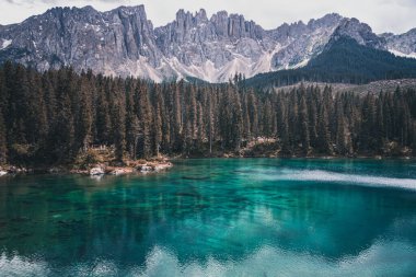 Dolomite Dağları 'nda güzel mavi bir göl