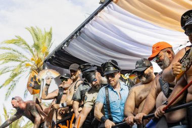 Sitges, İspanya - 12 Haziran 2022: Sitges 'deki eşcinsel onur etkinliğini kutlayan bir grup insan.