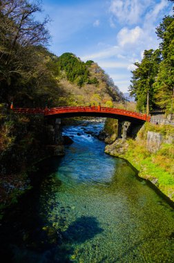 Nikko, Tochigi, Japonya 'daki Shinkyo Köprüsü' nün dikey görüntüsü