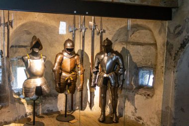 İsviçre Veytaux 'daki Ortaçağ Chillon Şatosu' nun içindeki cephaneliğin manzarası.