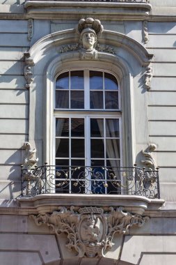 Bern 'deki pencere ve balkonlu tarihi binanın dikey görüntüsü