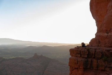 Gün batımında Katedral Kayası 'nın altındaki dağların manzarası