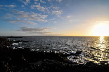 Bulutlar, Okyanus yakınlarındaki Günbatımında Renkli Bulutlar